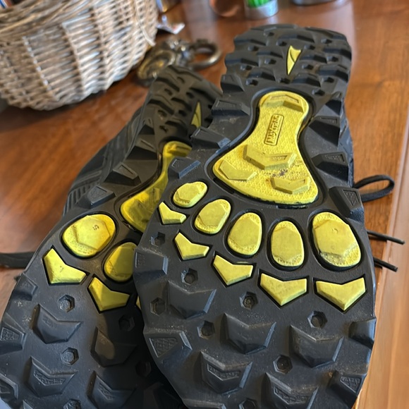 Altra Lone Peak Running Shoes - Picture 2 of 4